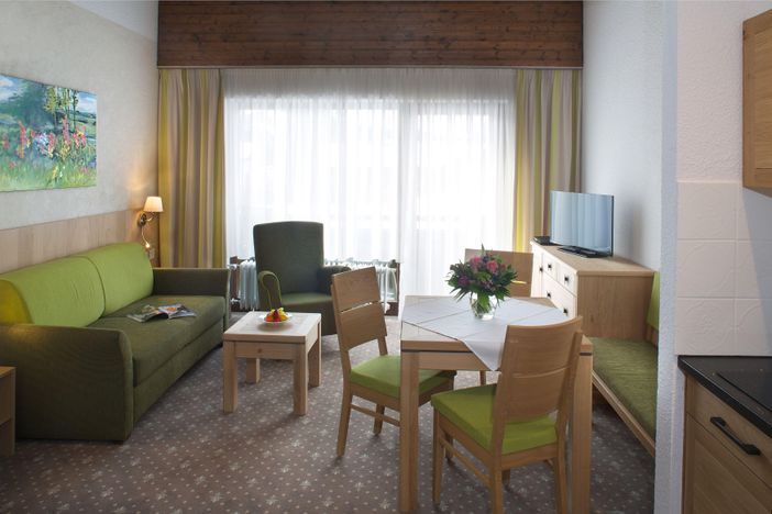 Geräumiger Wohnbereich mit Schlafsofa