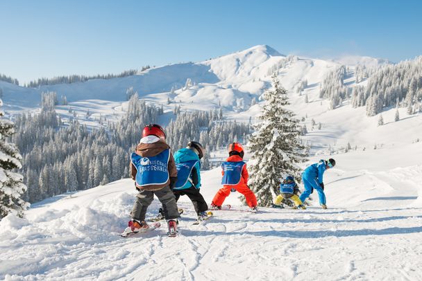 Kinder in der Skischule - Skiurlaub Hörnerdörfer