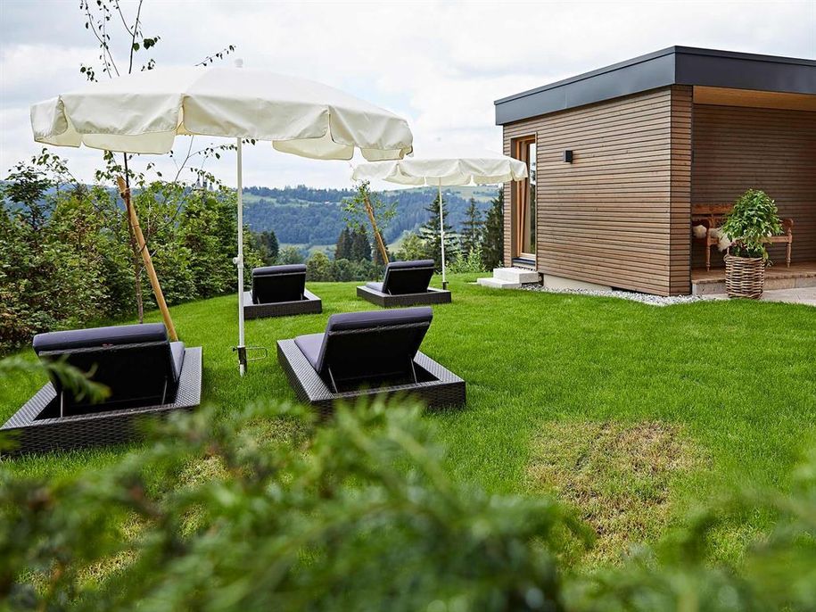 Gemütliche Sonnenliegen an der Panoramasauna
