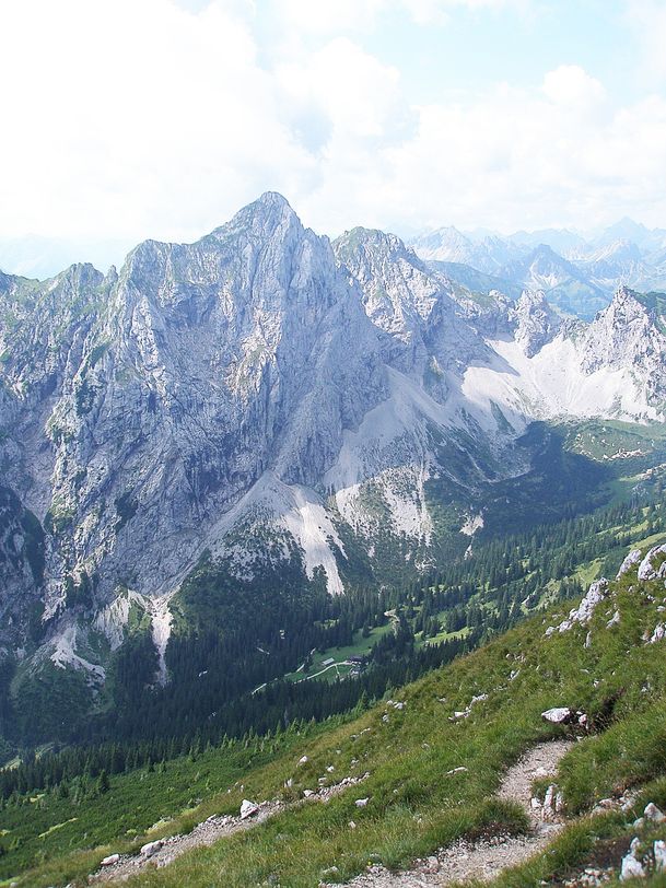 Blick auf Gimpel und Rote Flüh (darunter die Füssener Hütte)