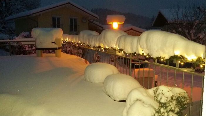 Terasse im Winter mit Weihnachtsbeleuchtung