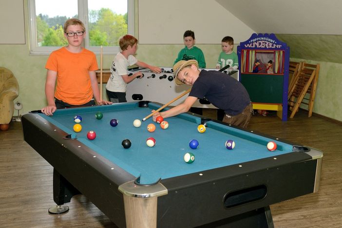 In unserer Spielscheune. Auch wenns mal nicht so schön Wetter ist, sind alle zufrieden