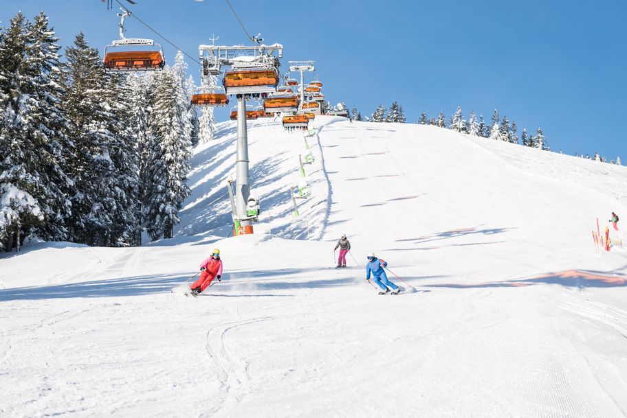 Skifahren unter dem Weiherkopf-Sessellift in Bolsterlang
