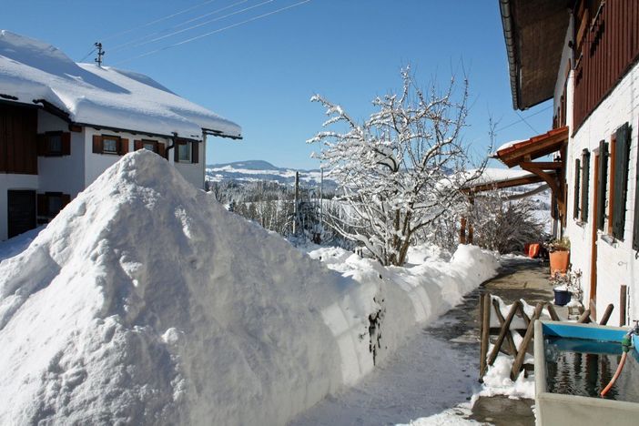 bei uns können Sie Schnee schaufeln und Schneemänner bauen...
