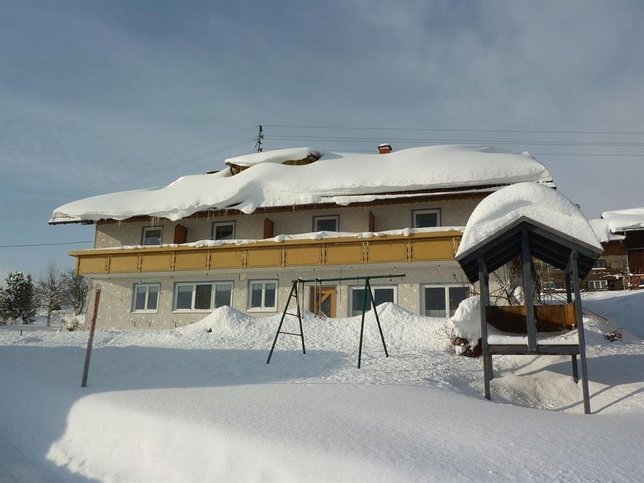 Spielplatz tief verschneit