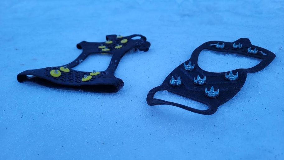 Zwei exemplarische Modelle für sog. leicht Grödel, die auf eisigen oder schneebedeckten Passagen sehr guten Halt geben.