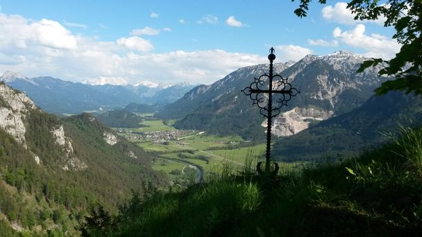 Kreuz auf der Burgruine Falkenstein mit Blick Richtung Tirol