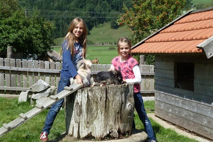 Viel Spaß für die Kinder bietet unser Hasengehege