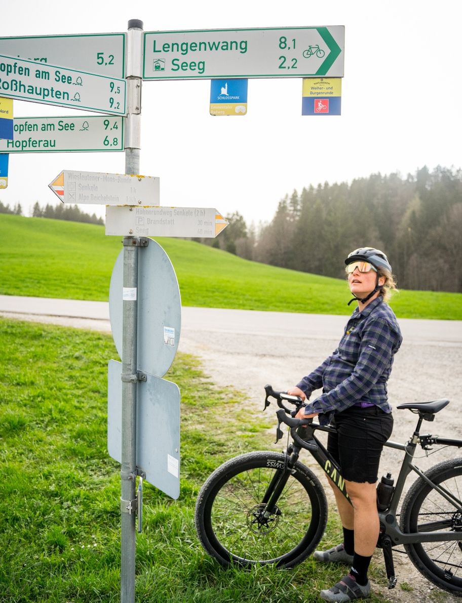 Frau schaut nach dem Weg