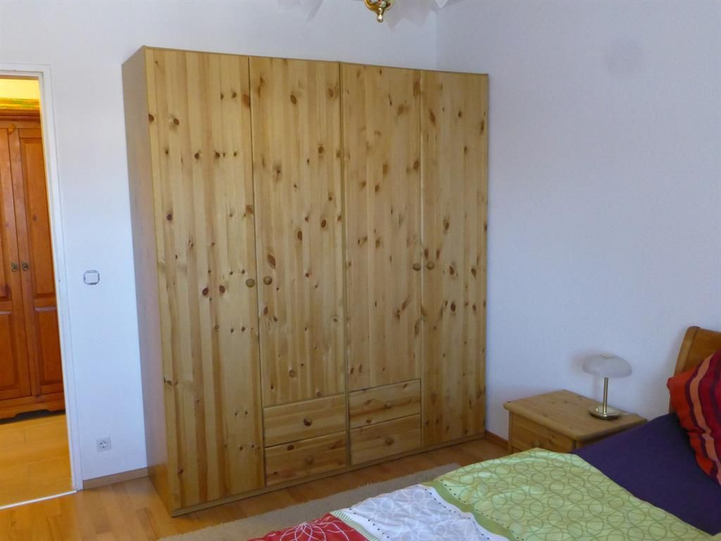 Geräumiger Holzkleiderschrank steht zur Verfügung
