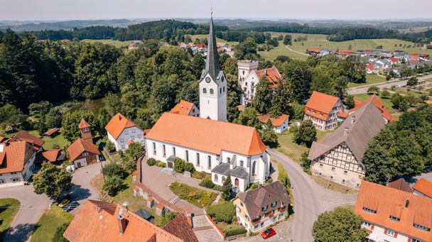 Pfarrkirche St. Georg in Ratzenried von oben