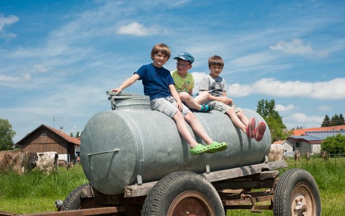 Hilfst Du mal mit das Wasserfass auf die Weide zu bringen?