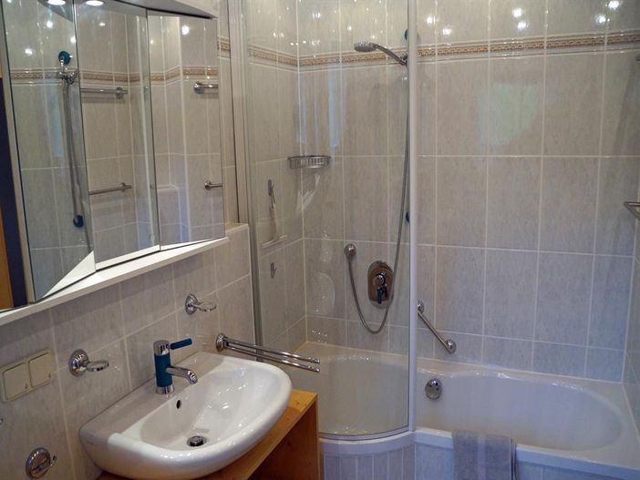 Bad mit Dusche/Badewanne