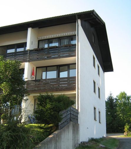 Außenansicht mit Sonnenschirm