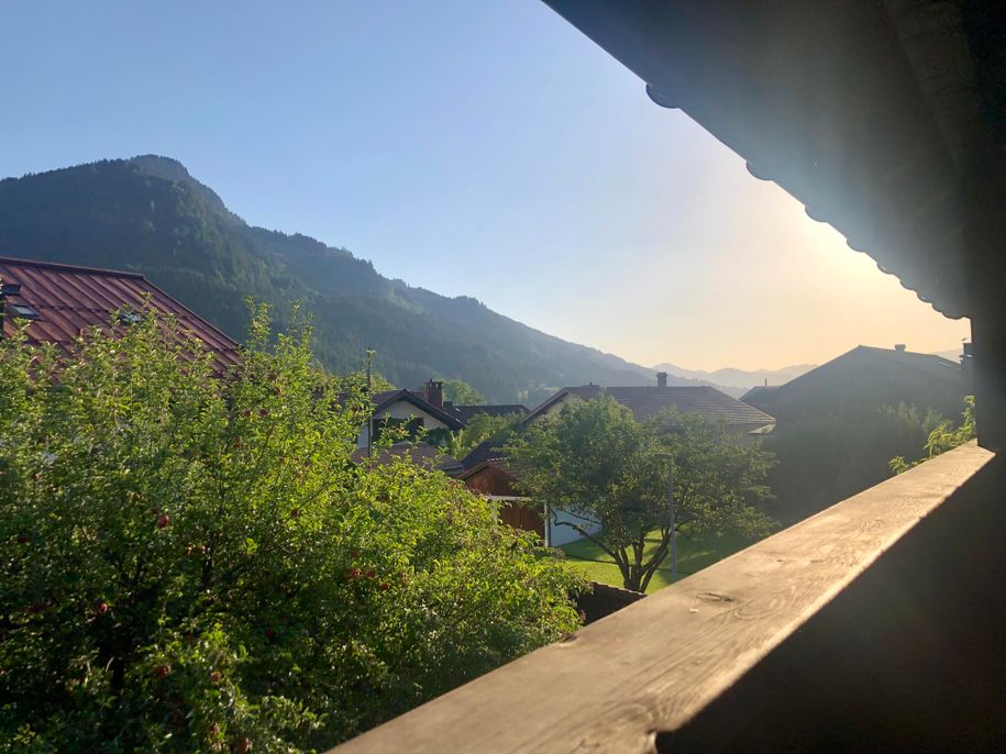 Die Abendsonne auf dem Balkon genießen