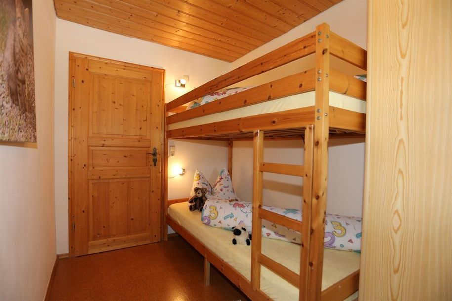 Kinderzimmer mit Stockbett (Mittagblick)