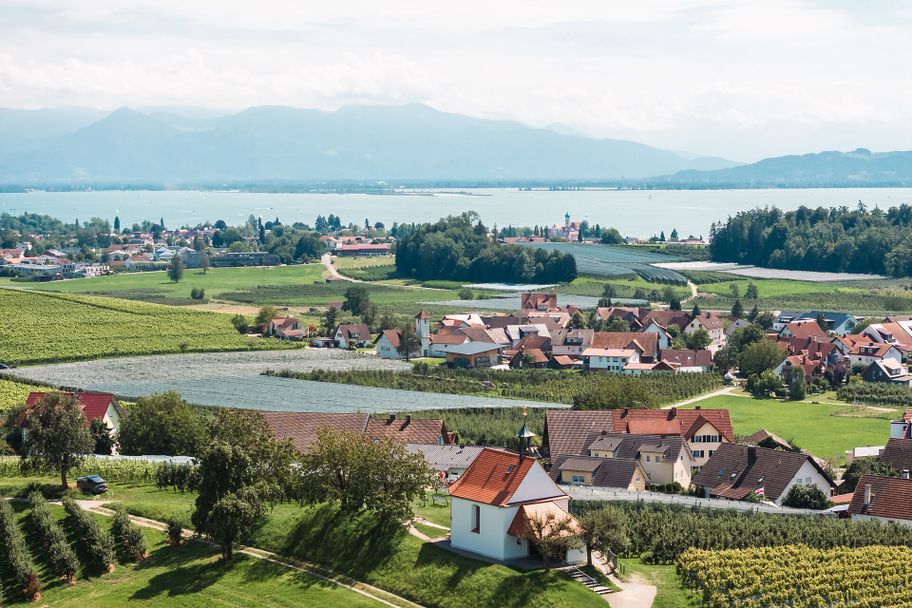Ausblick über die Antoniuskapelle auf den Bodensee und Alpenpanorama