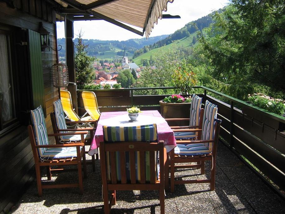 Traumblick vom sonnigen Balkon