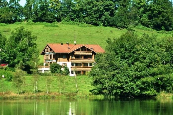 Hausansicht mit Eibele-See