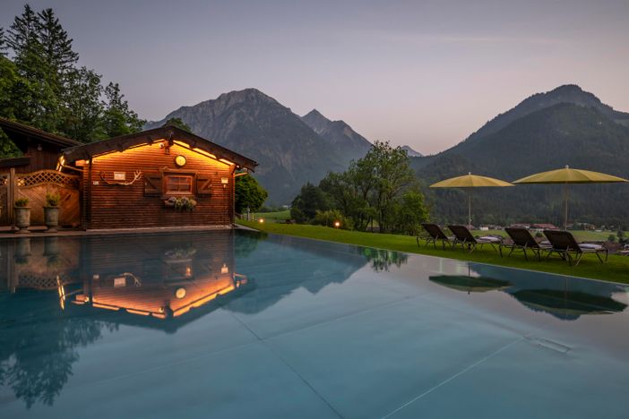 Nachts am Pool