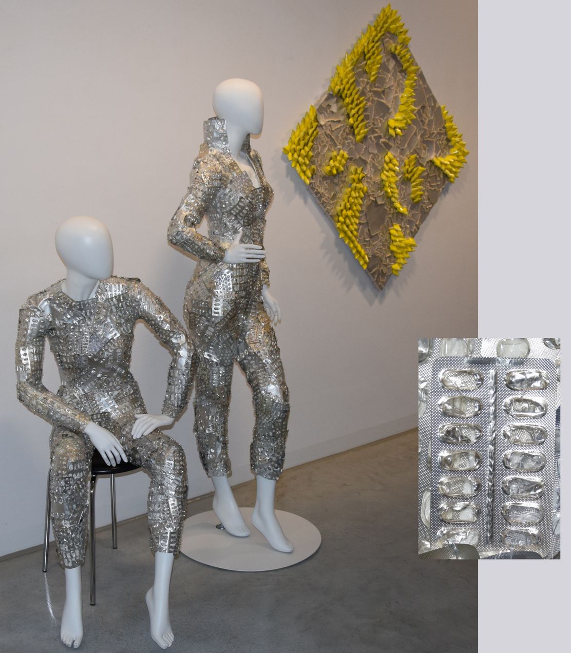 Stephan Hann - Sitzende und Stehende, Medikamentenblister, 2017