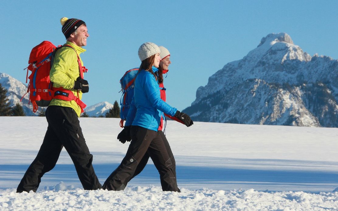 Winterwandern mit Blick auf den Säuling