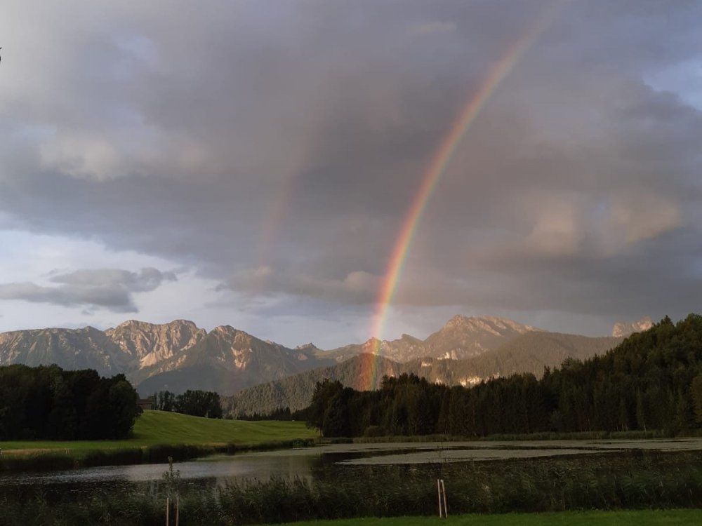 Regenbogen über dem Bachweiher