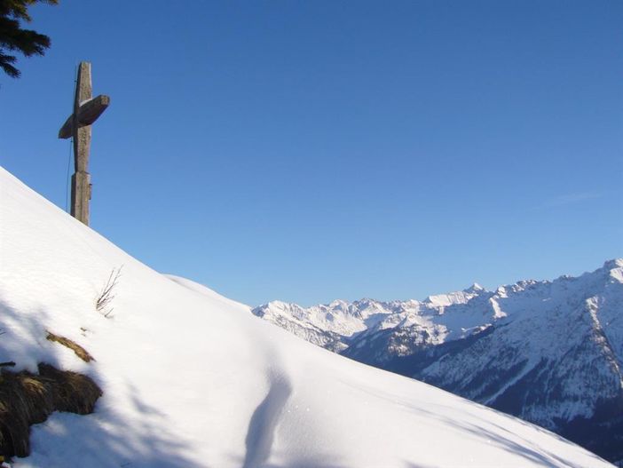glitzender Schnee und blauer Himmel