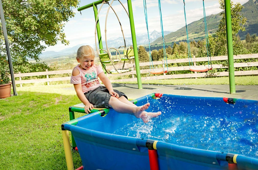 Helena an pool_003 klein