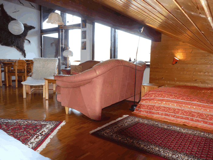 Doppelbett hinter Sofa
