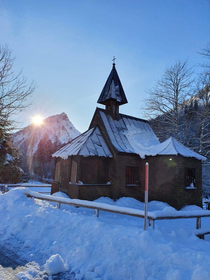 Die Hubertuskapelle mit Giebel im Hintergrund