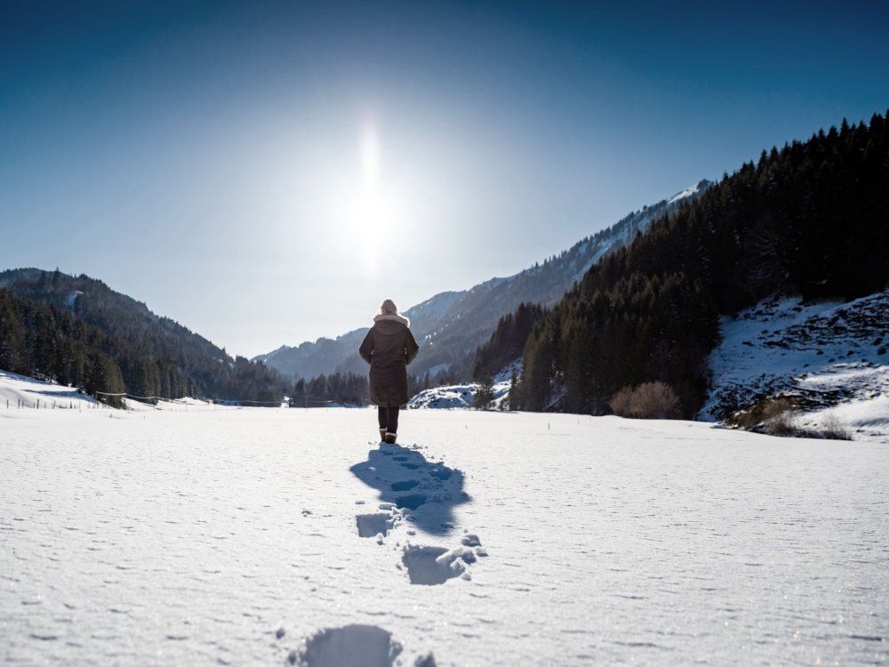 Frau läuft durch Tiefschnee  Allgäu GmbH, Erika Dürr