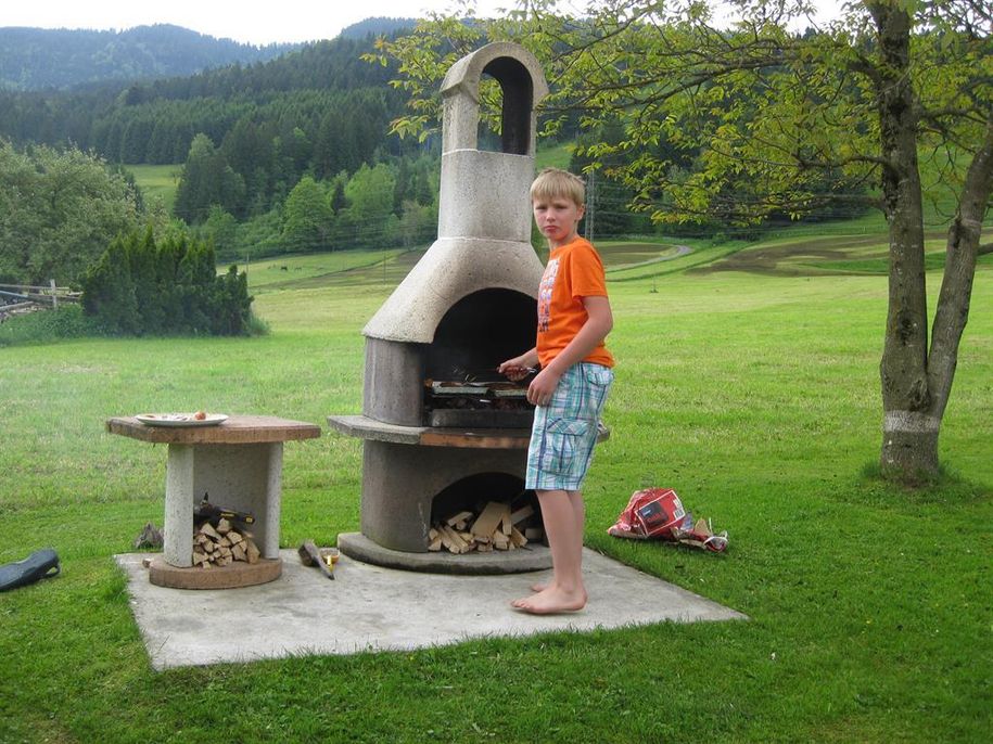Unser  Sohn Lukas beim grillen