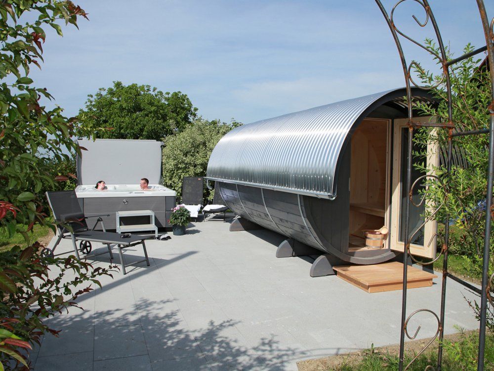 Blick auf die Fasssauna und Whirlpool