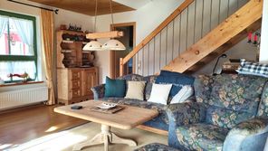 Wohnzimmer mit Aufgang in 2. Etage