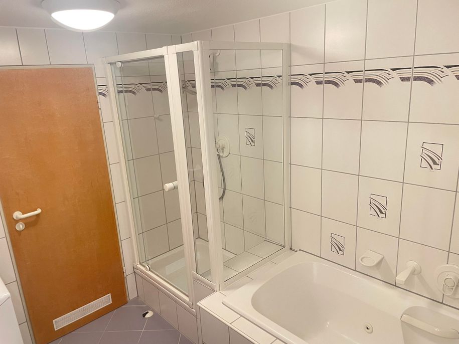 Mit Badewanne & Dusche