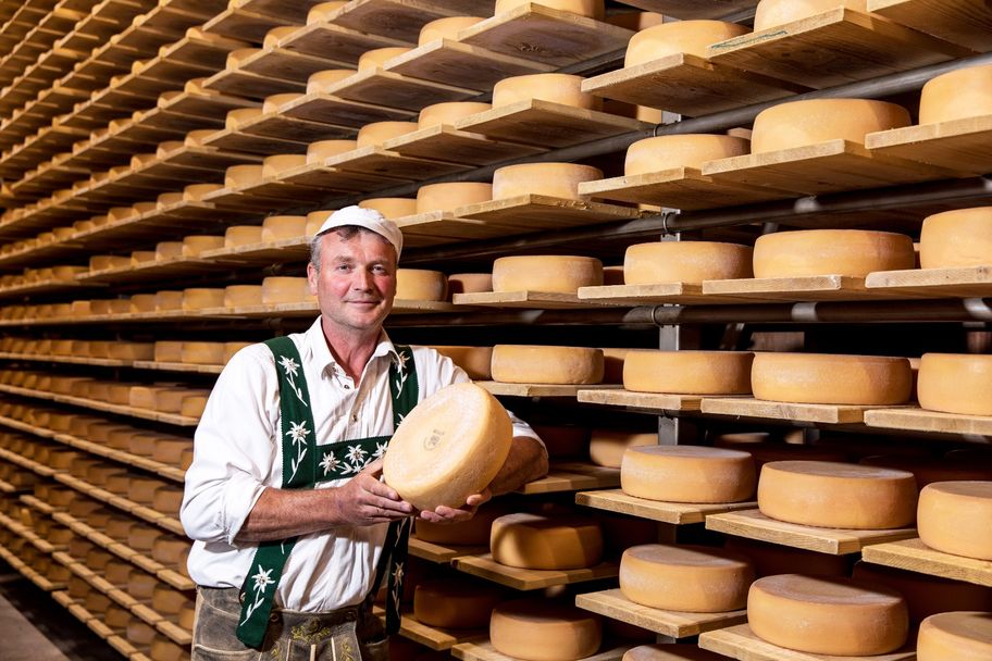 Franz Berchtold im Käskeller der Bio-Schaukäserei