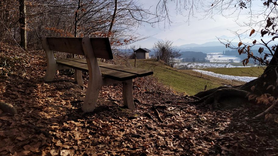 Bank auf dem Römerweg mit Bergblick