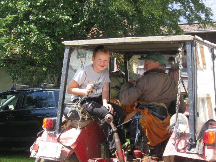 Auf dem Traktor mitfahren macht riesig Spaß