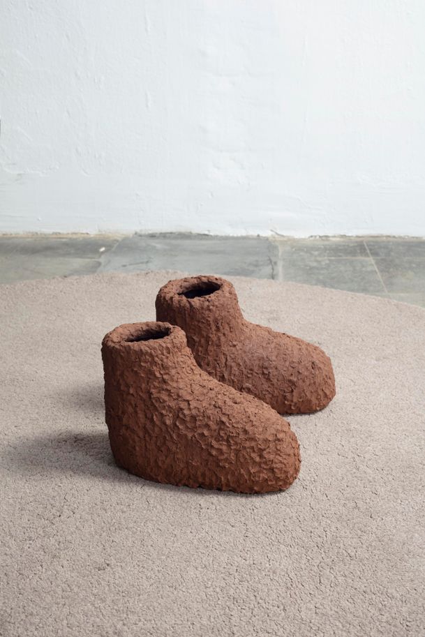 Harry Hachmeister, Untitled (Hausschuhe), 2024, glasierte Keramik, je 12 x 29 x 21 cm, Foto: Ludger Paffrath