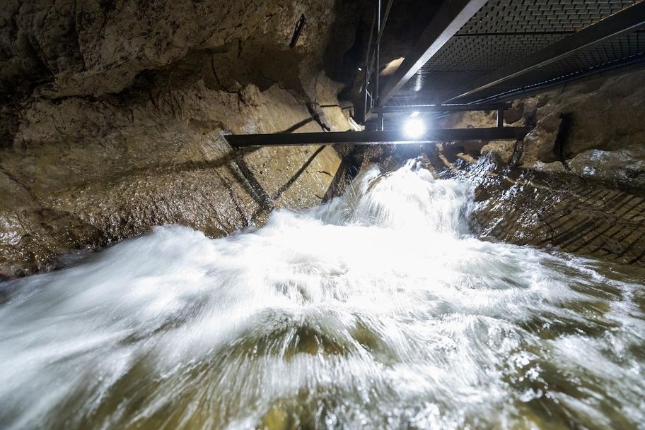 Der Höhlenbach rauscht durch die Höhle