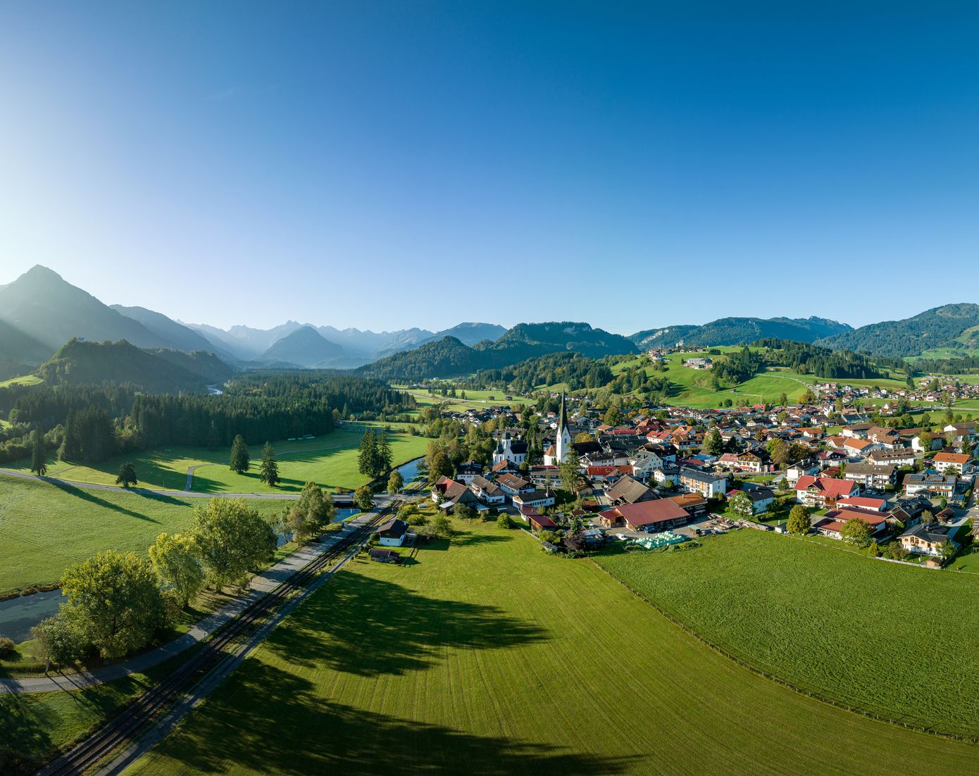 Achtsamkeit beim Spaziergang an der Iller bei Fischen in den Allgäuer Hörnerdörfern