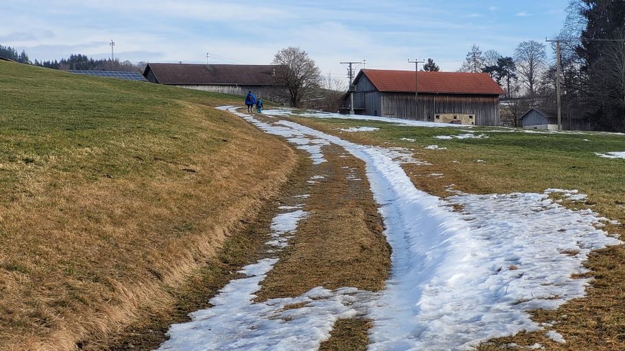 teils schneebedeckter Wegabschnitt zwischen Stötten und Bachtal