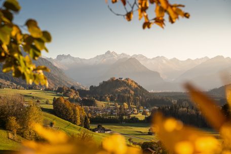 Traumhafter Aussichtspunkt am Malerwinkel auf die Schöllanger Burgkirche und den Allgäu Hauptkamm.