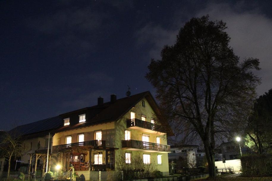 Hof bei Nacht