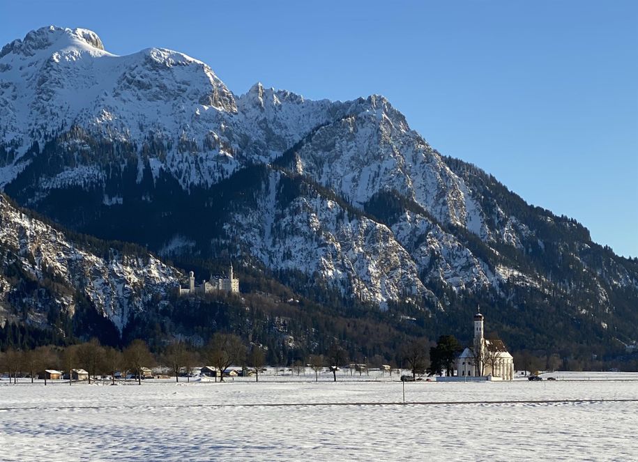 Wintertraum Colomannskirche mit Schloß im Hintergr