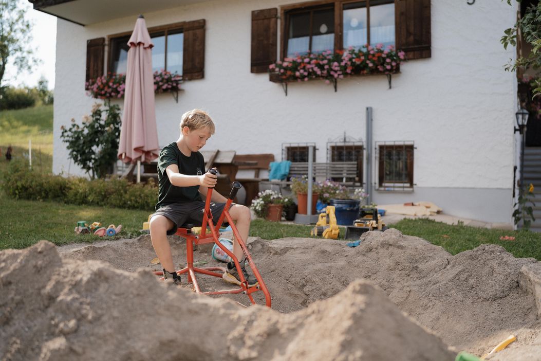 35 Sandkasten wird umgegraben
