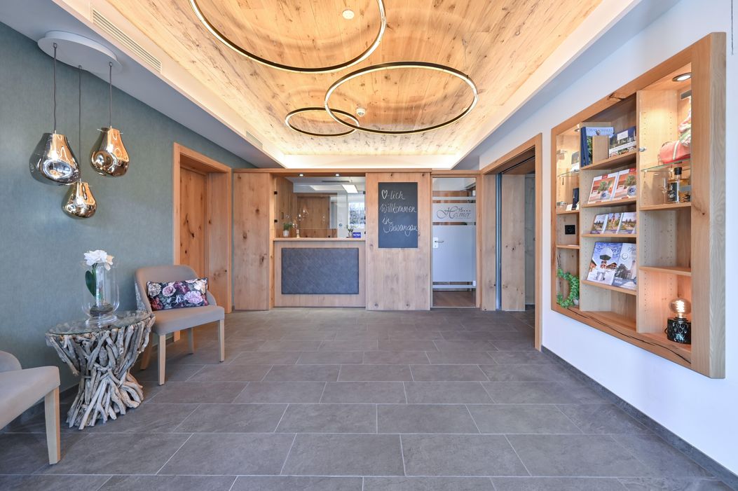 Hotel Helmer Rezeption-Eingang-9008