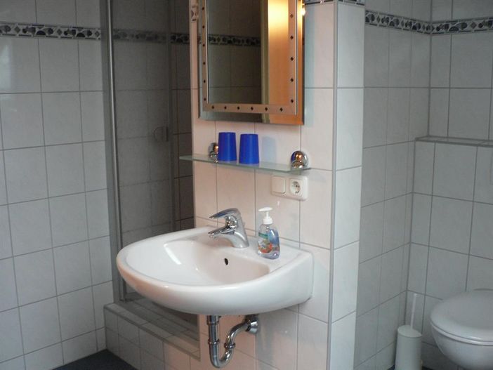Bad mit Dusche/Wanne/WC