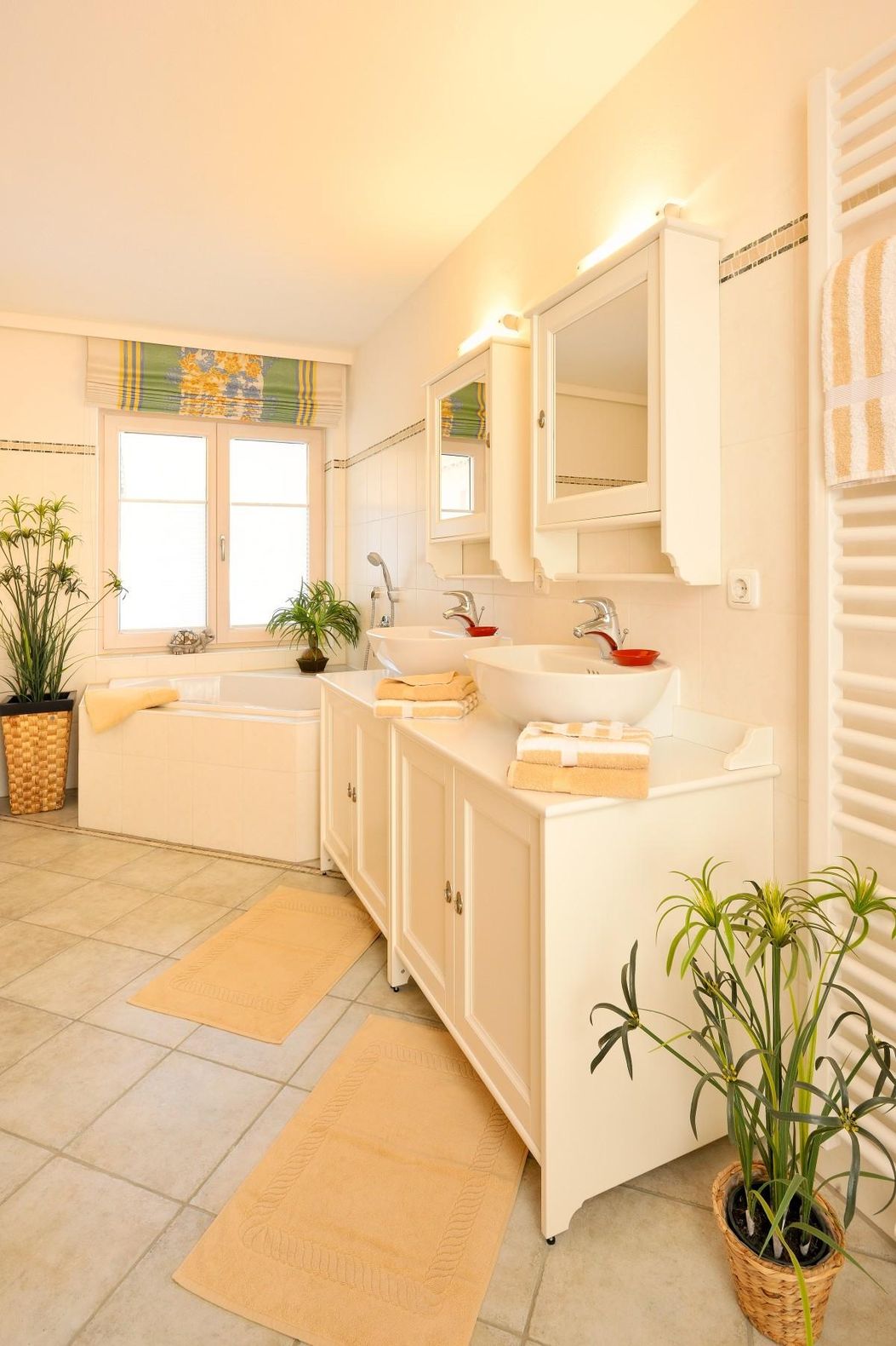 Großes Bad mit Eckbadewanne